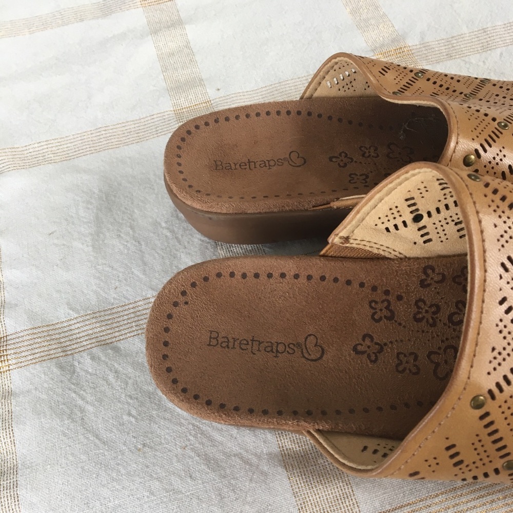 7 1/2 MED BARETRAPS SUEDE TAN SOLE WITH CUTWORK BRUSHED BRASS METAL DECORATION. - Picture 2 of 6
